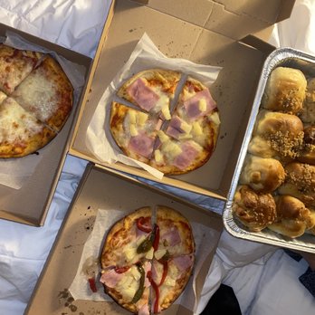 Pizzillo - 3 baby pizzas and Garlic Bread - Pizza Near Me - Miami, Florida Pizzillo - 3 baby pizzas and Garlic Bread - Pizza Near Me - Miami, Florida
