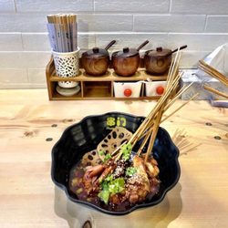 Chuan Chuan - Auswahl an Spießchen in pikanter Brühe