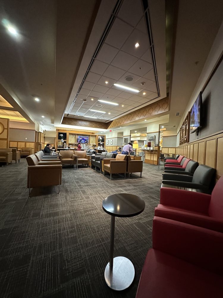 AMERICAN AIRLINES ADMIRALS CLUB Updated October 2024 85 Photos & 56