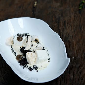 Accents - Mousse de lait, Glacé au café, Caramel réglisse et éclats de meringues - French Near Me - Paris, 75