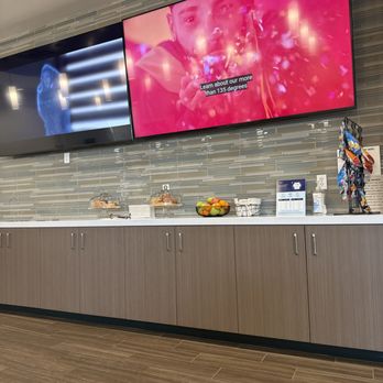 CardinaleWay Hyundai - Glendora - Awesome service waiting room - Auto Repair Near Me - Glendora, California
