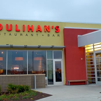 Houlihan's - Houlihans entrance - Bars Near Me - Lee's Summit, Missouri