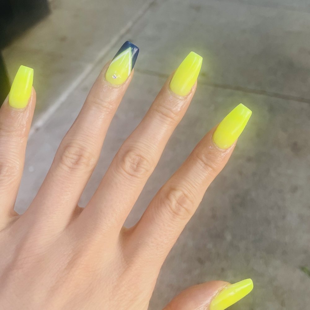 Dorée Nails & Spa - Nail tech Leo - Skin Care Near Me - New York, New York