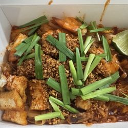 White House - Shrimp pad Thai.... Guess it doesn't come with sprouts, and not many shrimp either. There was lots of tofu.
