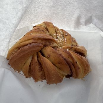 Dayglow - Cardamom bun - Coffee & Tea Near Me - West Hollywood, California