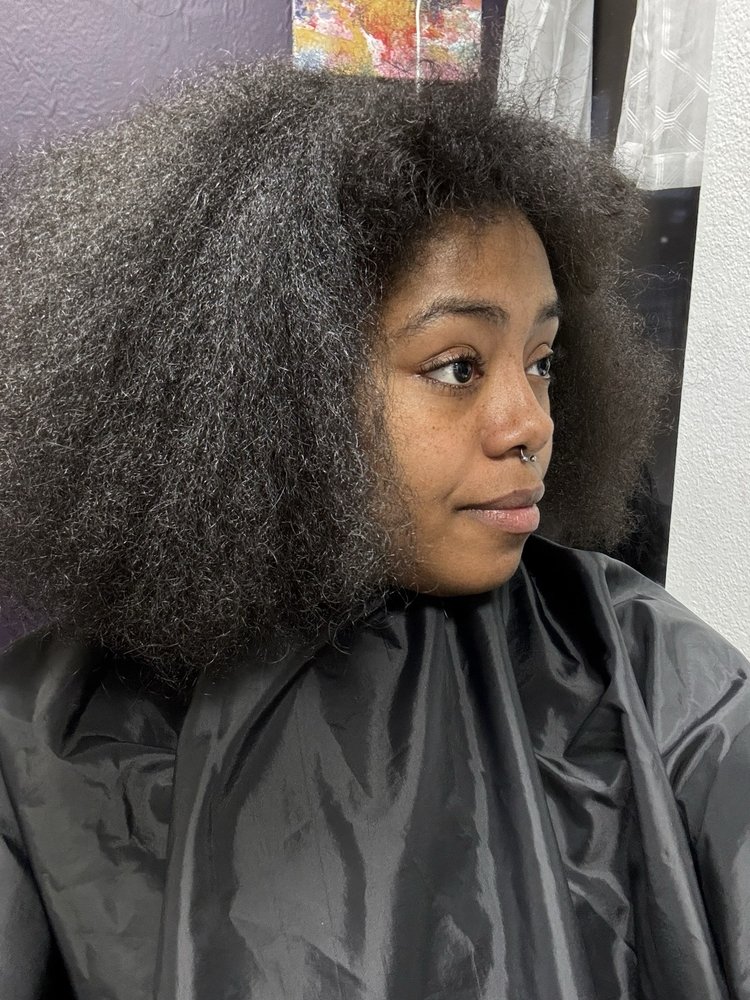 Femmi Hair Salon Logo
