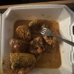 Q's Que & Boil - Jumbo shrimps, corn on the cob and potatoes in a spicy garlic butter, and all other kind of spices that just pops in your mouth!
