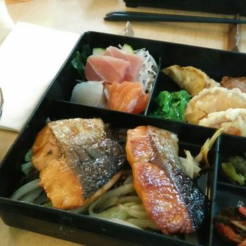 Akira - Saketeri-Bento - gegrilltes Lachsfilet mit Teriyaki-Soße, verschiedenen Beilagen und Sashimi - Sushi Bars Near Me - Cologne, NW