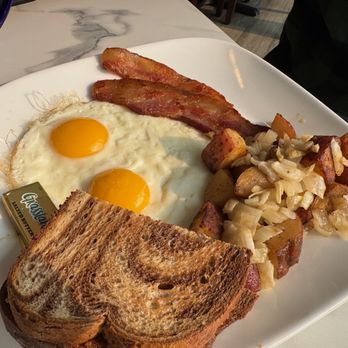 Good Eats Cafe - eggs bacon toast - Salad Near Me - Pewaukee, Wisconsin