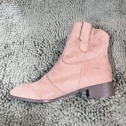 Here's the second pair I received with the website pic. Nothing like it. Sizing is way off as well. Here's the second pair I received with the website pic. Nothing like it. Sizing is way off as well.