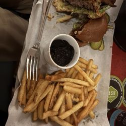 CASK Pub and Kitchen - Bacon cheeseburger and chips