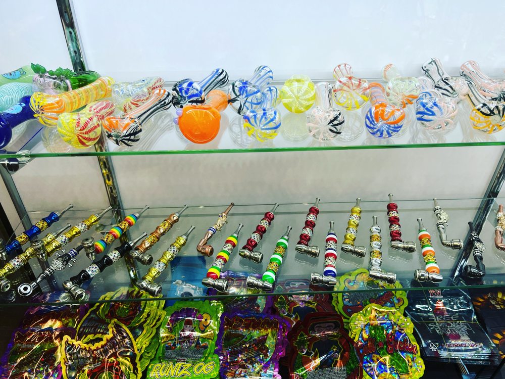 BROADWAY SMOKES Updated September 2024 49 Photos 95 Broadway