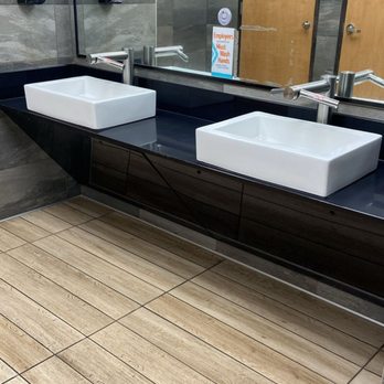 Royal Seven - Men's bathroom - Gas Stations Near Me - Forsyth, Georgia