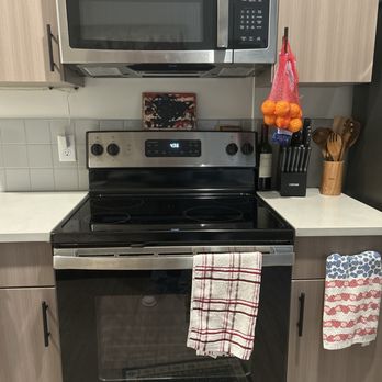 Gathyr - Oven and microwave - Apartments Near Me - Indianapolis, Indiana