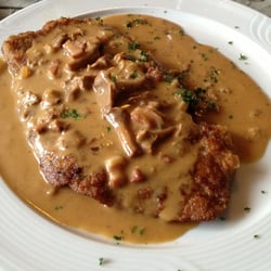 Restaurant Taunushof - Schnitzel vom Weideschwein (aus biologischer Aufzucht des Hessenparks) mit Pfifferlingsoße, Bratkartoffeln und gemischtem Salat