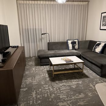21c Museum Hotel Cincinnati - Chandelier - Hotels Near Me - Cincinnati, Ohio