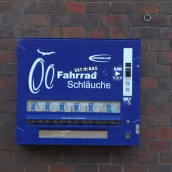 Radladen - Sieht aus wie ein Zigarettenautomat, spuckt aber auf Verlangen Fahrradschläuche aus: Cool! - Bikes Near Me - Hamburg, HH Radladen - Sieht aus wie ein Zigarettenautomat, spuckt aber auf Verlangen Fahrradschläuche aus: Cool! - Bikes Near Me - Hamburg, HH