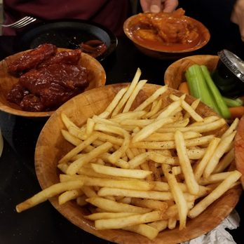 Duff's Famous Wings - Suicidal and spicy Bbq - American Near Me - Amherst, New York
