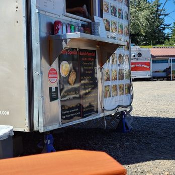 Dee Thai Food - a food truck parked in a parking lot - Thai Near Me - Portland, Oregon