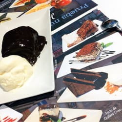 Megastore del Valencia C.F. - Brownie de chocolate. Realmente no se parece en nada al de la foto de la carta, como se ve a la derecha, pero está buenísimo.