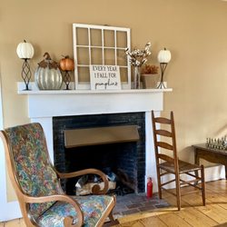 The Sunny G Bed &Breakfast - Living room - cute fall decor