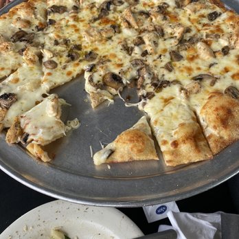 Painturo's - White Pizza +Chicken - Pizza Near Me - Lebanon, Tennessee