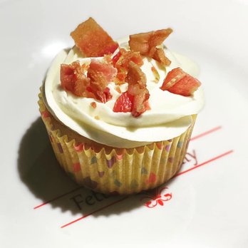 Kakes - Gluten free vanilla cupcake with maple buttercream frosting topped with bacon. YUMMY! - Desserts Near Me Kakes - Gluten free vanilla cupcake with maple buttercream frosting topped with bacon. YUMMY! - Desserts Near Me