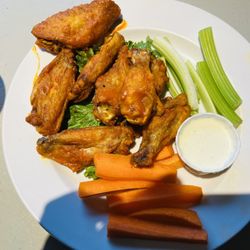 Sawtooth Brewery Public House - 1lb giant wing platter (buffalo)