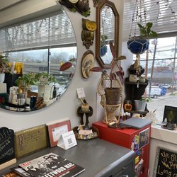 Dark Horse Hair - Fun vintage decor and lots of plants!