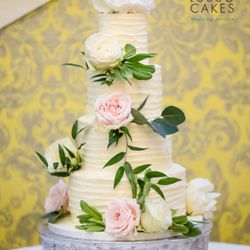 Dolce Lusso Cakes - Buttercream luxury wedding cake dressed with fresh flowers