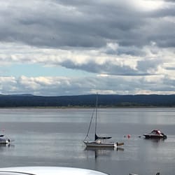 Kimberley Inn - Sitting in the beer garden looking at view of Findhorn bay