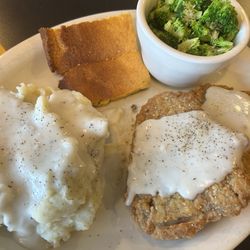 Cissy’s Trackside Pub - Chicken fried steak