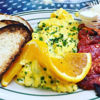 La Note - Les Oeufs Lucas (soft scrambled eggs with goat cheese and chives) with grilled tomatoes and sourdough toast - French Near Me - Berkeley, California