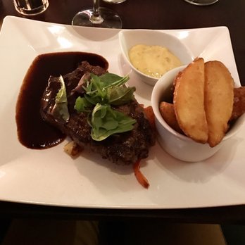 Cozy Kitchen - Beef, Idaho potatoes, red wine jus. Straight up pub-food and perfectly cooked! - Bistros Near Me - Karlskrona, K