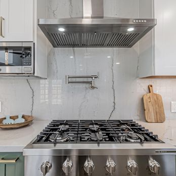 Construction by Meyer - Bosch 6-burner cooktop & full Quartzite backsplash - General Contractors Near Me - Mountain View, California Construction by Meyer - Bosch 6-burner cooktop & full Quartzite backsplash - General Contractors Near Me - Mountain View, California
