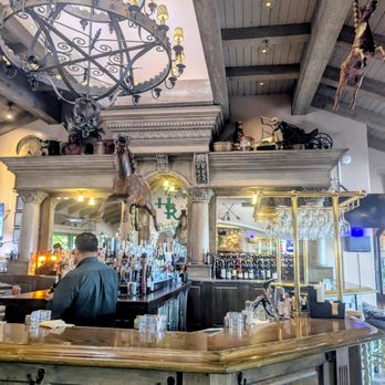 Horseshoe Lounge at Harris Ranch - Cocktail Bars Near Me - Coalinga, California