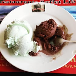 Wok el Tajo - Disfrutando del postre: helado de pistacho y de chocolate