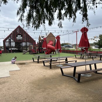 Hat Creek Burger Company - Outdoor dining - Burgers Near Me - Round Rock, Texas