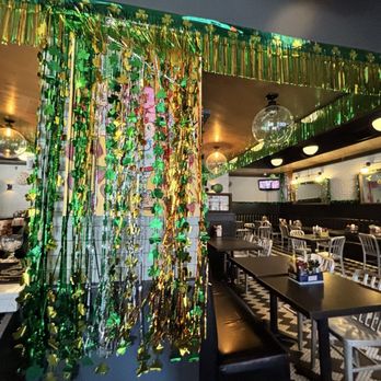 Mom's Kitchen & Bar - Comfort Food Near Me - New York, New York