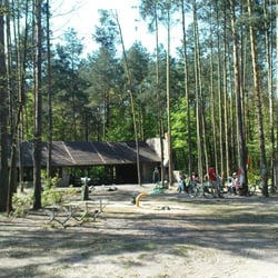 Park Stadion Leśny - Jeden z placów zabaw i zadaszona wiata do grilowania (Stadion Leśny w Kielcach)