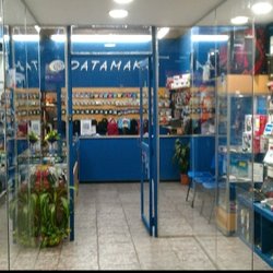 Datamak - Entrada y vidriera del local.