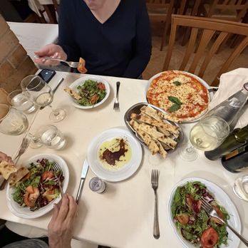 Casa Mia - Green salad, pizza and bread. - Pizza Near Me - Rome, RM Casa Mia - Green salad, pizza and bread. - Pizza Near Me - Rome, RM