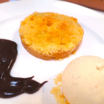Le Selcius - Crumble aux poires, coulis de Gianduja. - French Near Me - Lyon 02, 69 Le Selcius - Crumble aux poires, coulis de Gianduja. - French Near Me - Lyon 02, 69