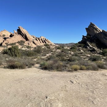 Vasquez Rocks Natural Area Park - Beautiful view, immediately after parking at Vasquez Rocks, at the start of our hike. - Parks Near Me - Agua Dulce, California Vasquez Rocks Natural Area Park - Beautiful view, immediately after parking at Vasquez Rocks, at the start of our hike. - Parks Near Me - Agua Dulce, California