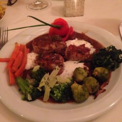 Vis a Vis - Schweinsmedallions mit Champignon Sahne Soße, Gemüse Beilage und Spätzle. (Passten nicht mehr auf den Teller )