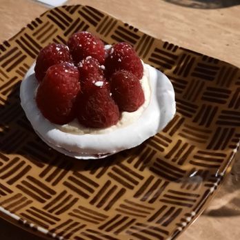 Tiny Pyramid - Raspberry pavlova - Cafes Near Me - Honolulu, Hawaii