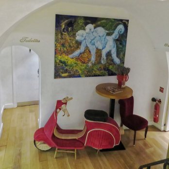 Villa Dondelli - La Vespa en rotin qui garde l'entrée des toilettes au sous-sol. - Italian Near Me - Paris, 75 Villa Dondelli - La Vespa en rotin qui garde l'entrée des toilettes au sous-sol. - Italian Near Me - Paris, 75