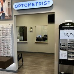 A view of our optical area and check-in space, designed to keep your visit simple, convenient, and welcoming.