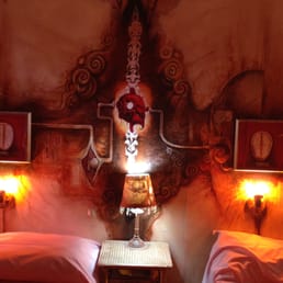 Really glorious creepy artwork and orange mood lighting. Really glorious creepy artwork and orange mood lighting.