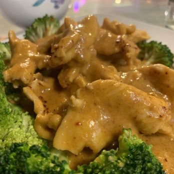 Phonthip Style Thai Restaurant - Steamed chicken and broccoli in peanut sauce. - Thai Near Me - Spokane, Washington Phonthip Style Thai Restaurant - Steamed chicken and broccoli in peanut sauce. - Thai Near Me - Spokane, Washington